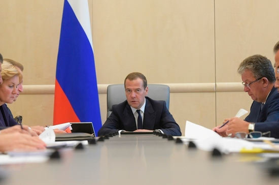 Медведев: работа МФЦ помогает людям и формирует доверие граждан к власти